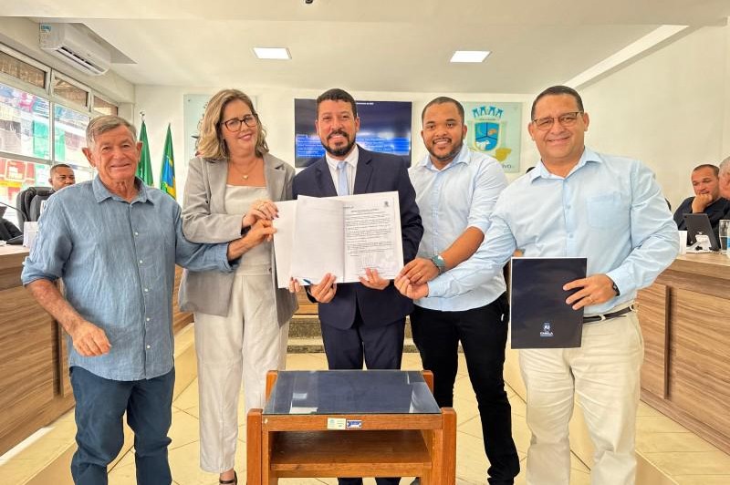 Foto: Vice Prefeito José Sossai, Presidente da Câmara Municipal Simone Sossai, Prefeito Ricardo Flauzino, Assessor especial de gabinete Felipe Maciel e Coord de gabinete Geilton Pereira
